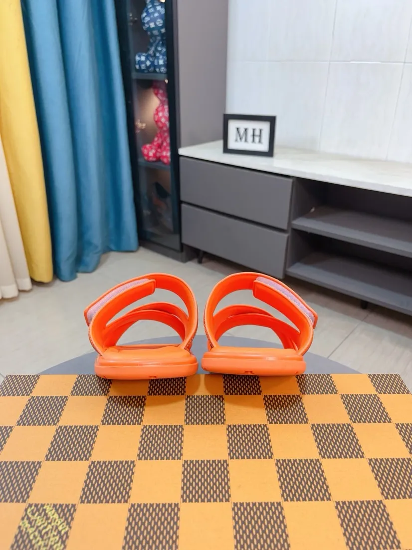 Men's shoes 💰380🌹🌹 (lv-Louis Vuitton) New men's slippers, high-end boutique, exquisite embossed logo decoration on the upper, fine workmanship, super soft soles, casual, loose and comfortable, a must-have in summer! \nsize：38-44
